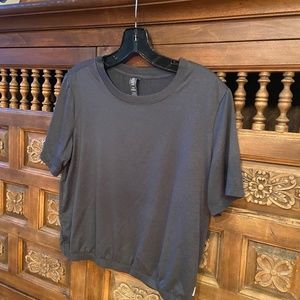 Vuori Gray Short Sleeve Elastic Waist Cropped Women's Top Size Medium